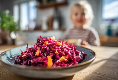 Свекольный салат «Пальчики оближешь»: простой рецепт на каждый день