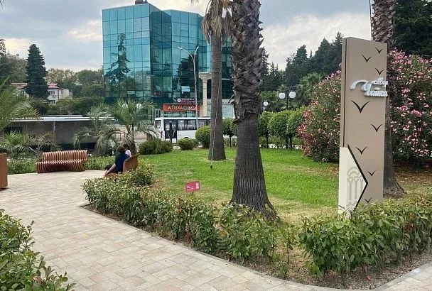 В Сочи благоустроили сквер «Чайка» у железнодорожного вокзала