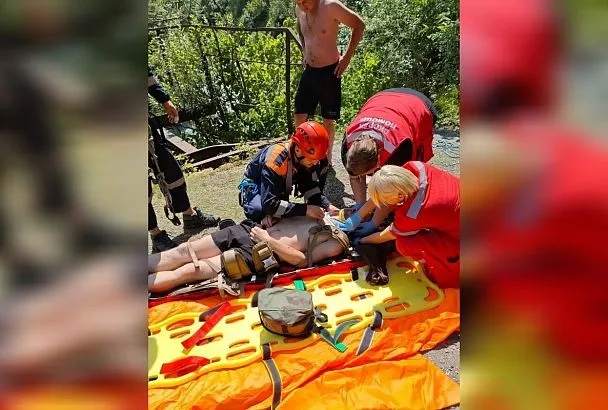 Спасатели эвакуировали подростка, упавшего со старого моста в Сочи