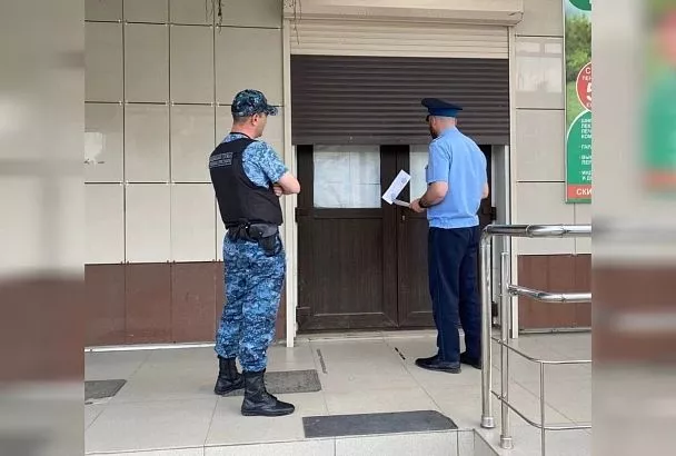 Из-за групповой заболеваемости вирусным гепатитом А суд приостановил работу кафе «Ешь» в Адыгее
