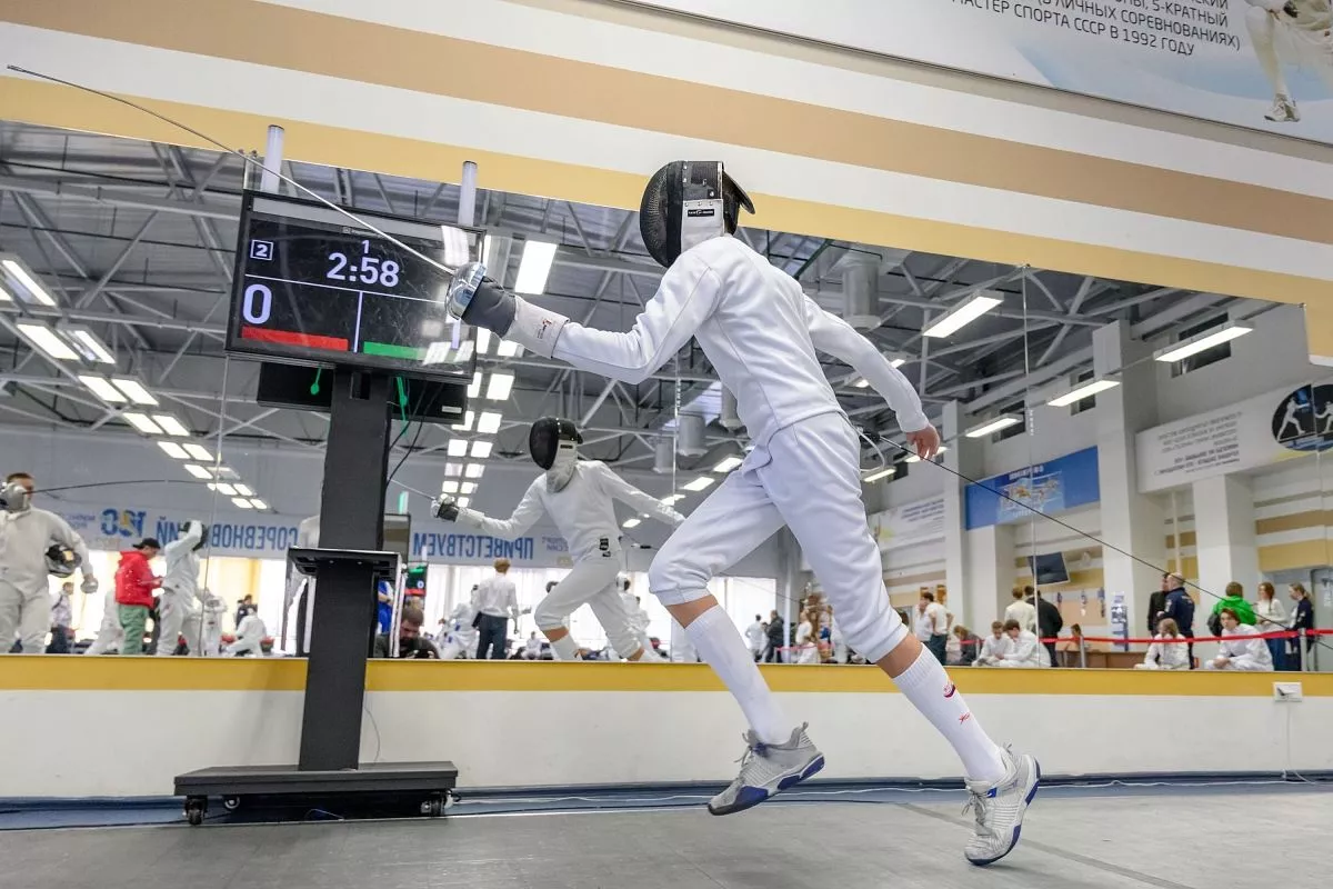 В фехтовании используется дорожка с электронной системой регистрации уколов.