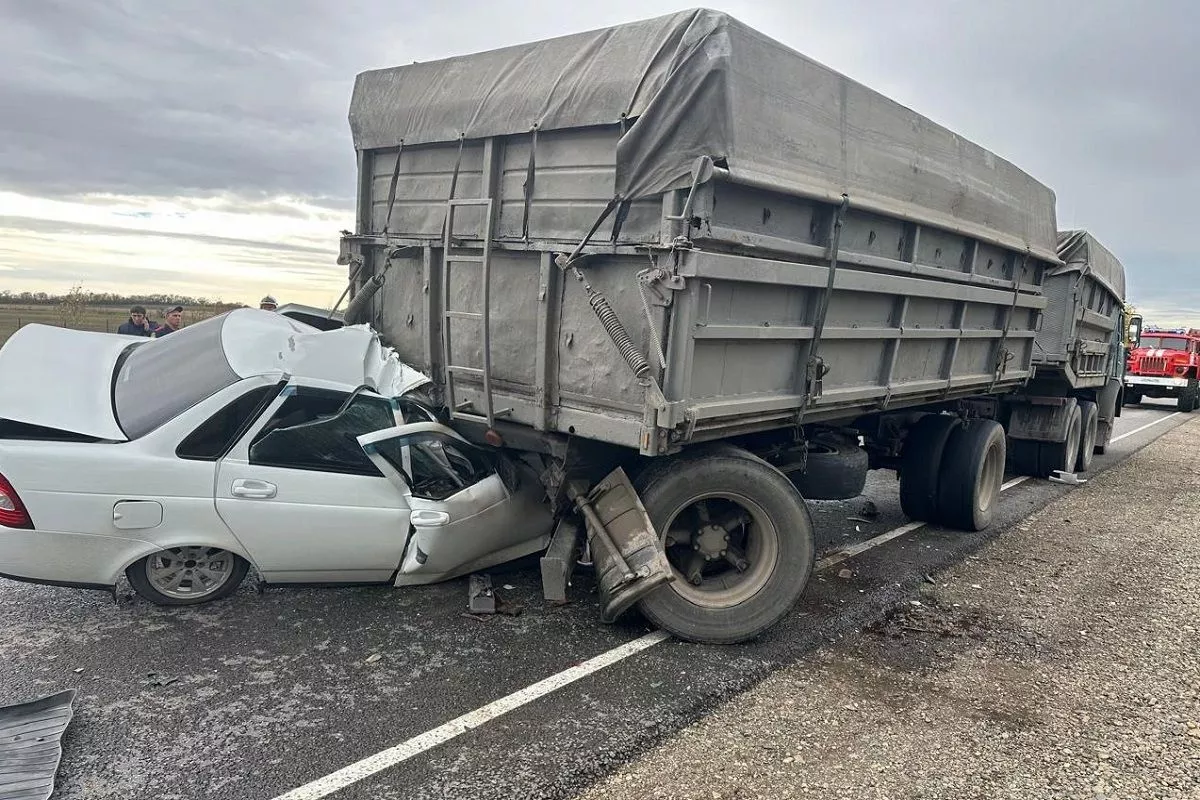 Пенсионер на ВАЗе влетел под КамАЗ на Кубани. Он погиб