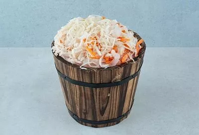 Без уксуса ничего не получится: самый быстрый рецепт приготовления идеально сочной, хрустящей квашеной капусты