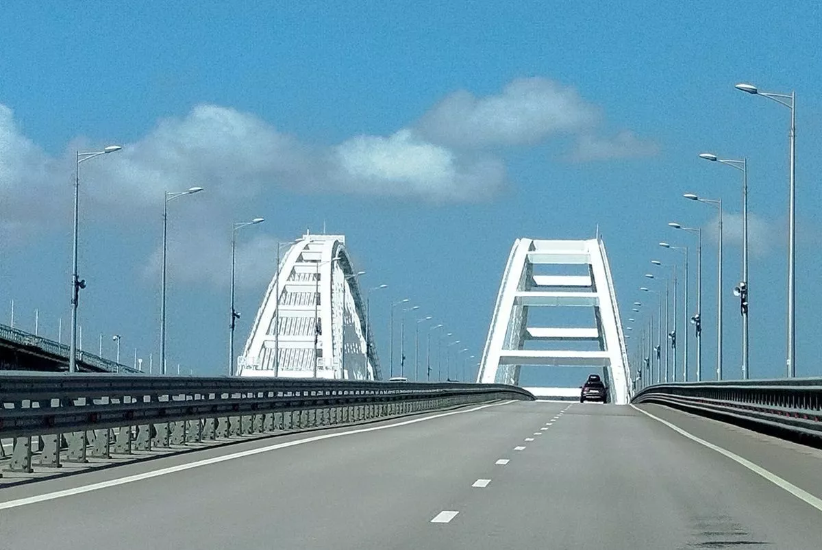 Минтранс РФ напомнил правила проезда по Крымскому мосту