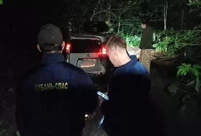 Спасатели помогли туристам с детьми, застрявшим ночью на автомобиле в лесу под Геленджиком