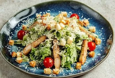 Готовим тот самый салат Цезарь всего за 15 минут: 5 шагов к ресторанному блюду дома