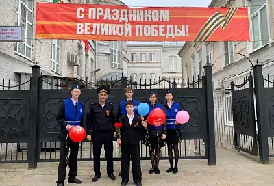 В Армавире сотрудники ГИБДД провели патриотическую акцию «Звезда Победы — звезда безопасности»