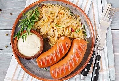 Купил сосиски и быстро потушил капусту по этому рецепту: 15 минут, и ужин дома, как в немецком ресторане