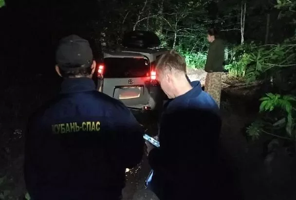 Спасатели помогли туристам с детьми, застрявшим ночью на автомобиле в лесу под Геленджиком