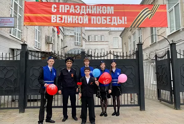 В Армавире сотрудники ГИБДД провели патриотическую акцию «Звезда Победы — звезда безопасности»