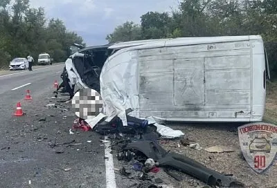 В Краснодарском крае в ДТП с тремя автомобилями погибли два человека