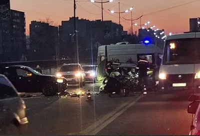 Один человек погиб и трое пострадали при столкновении двух легковушек в Новороссийске