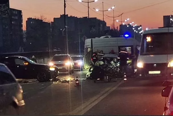 Один человек погиб и трое пострадали при столкновении двух легковушек в Новороссийске