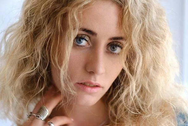 Секреты маскировки: как можно спрятать седину от посторонних глаз, не прибегая к покраске волос