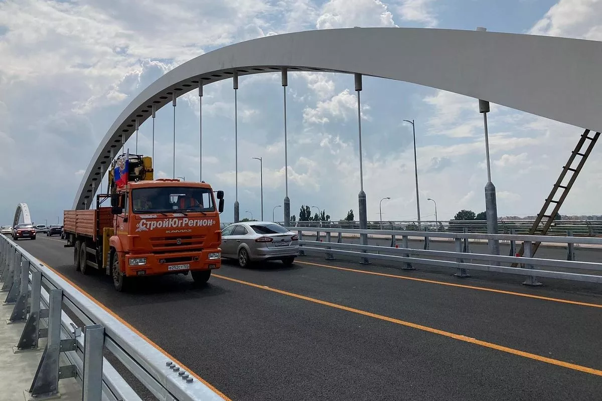 Новый Яблоновский мост через реку Кубань поможет избежать пробок на въезде в кубанскую столицу и выезде из города.