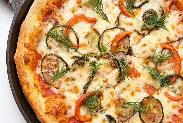 Пицца на сковороде из "ленивого" теста: с хрустящей корочкой и нежной начинкой - быстрее и вкуснее доставки