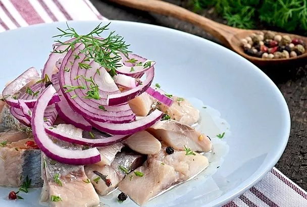 Сенсация от Юлии Высоцкой: сельдь пряного посола с горчичным соусом, покорившая интернет, — готовим за 1 час