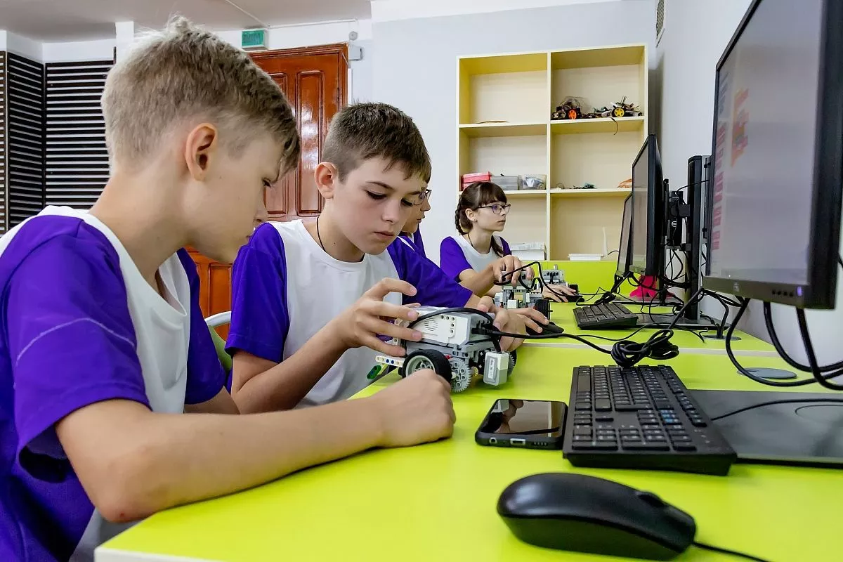 Орлята занимаются разработкой роботов-исследователей в рамках программы «Робокуб» Орлята занимаются разработкой роботов-исследователей в рамках программы «Робокуб»