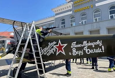 Макет бомбардировщика ПО-2 установили после реставрации на площади у аэропорта Краснодара