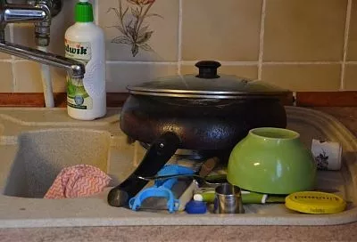 Теперь все сковородки идеально чистые: бабушка поделилась секретами чистоты, которые знала каждая советская женщина