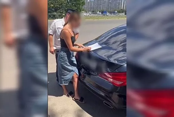 Полицейские нашли водителя иномарки, катавшуюся с пассажиром в окне по улицам Краснодара