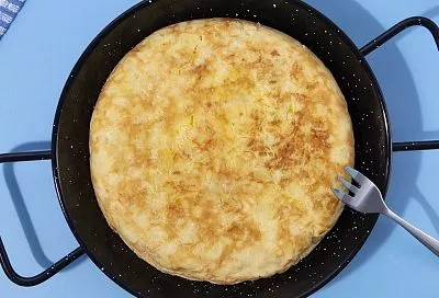 Воздушные сырные лепешки на кефире - такие нежные и хрустящие, что сметаются со сковородки