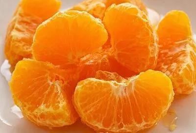 Пока все ищут простые десерты на стол, я просто окунаю кусочки мандарин в жидкое тесто и жарю: десерт, который не останется до завтра