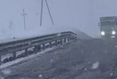 Вертикаль закрыта: непогода парализовала движение через Крестовый перевал
