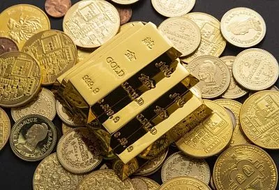 Золото впервые с июня превысило 4400 долларов за унцию