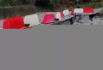 Дорожное полотно сползло на двух улицах в Сочи