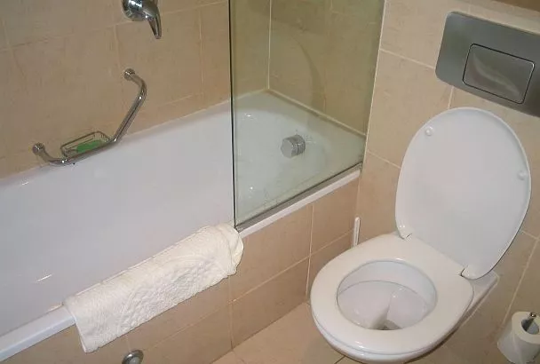 Суперсредство для чистки унитаза найдете в детской! Как победить налет и камень в унитазе простыми средствами?