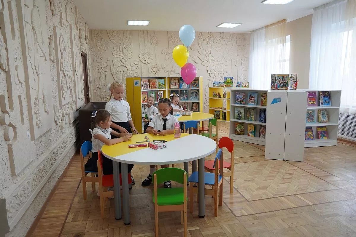 Важно, что после школы дети могут провести свободное время в библиотеке, читая или играя.