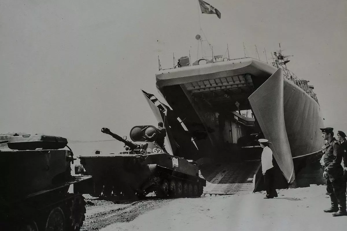 Погрузка техники и десанта морской пехоты для отправки на боевое дежурство в Мировом океане, 1986 г.