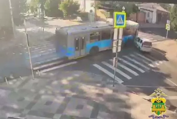 Момент огненного ДТП в центре Краснодара попал на видео