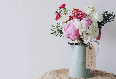 Наливаю в вазу только сладкую воду и букет стоит как новый больше 10 дней