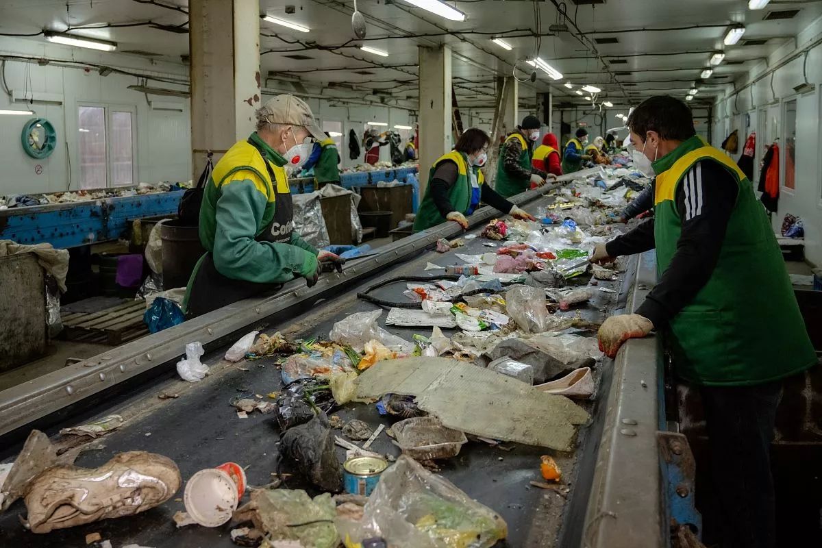 Сортировка мусора проходит вручную. К сожалению, ни одна автоматика пока не может взять на себя эту неприятную работу.
