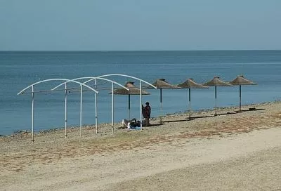 На побережье в Приморско-Ахтарском округе убирают выбросы мазута