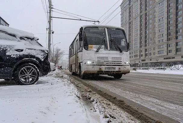 Краснодарцев попросили не выезжать в город на летней резине