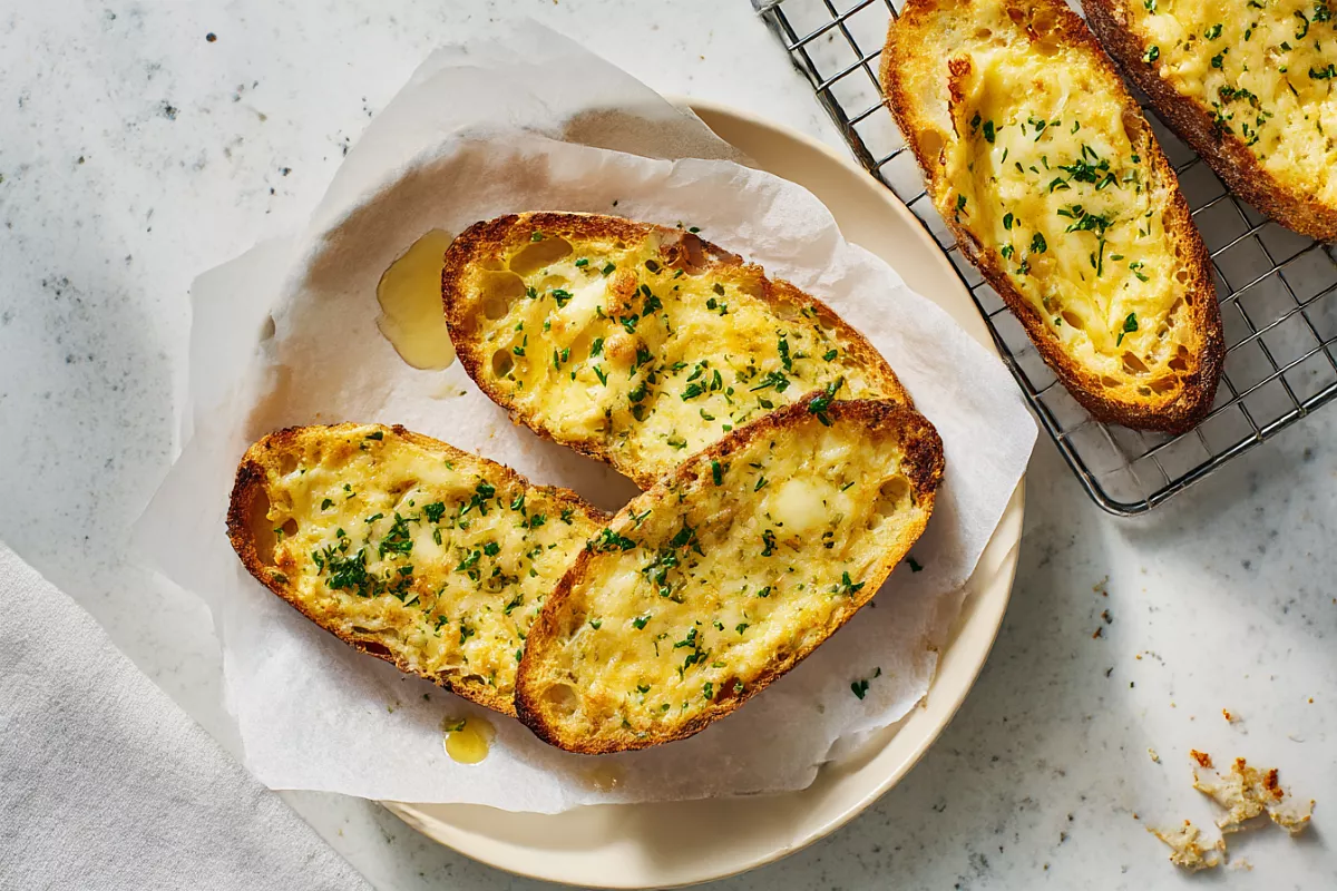Запечённые бутерброды из батона с яичной заливкой