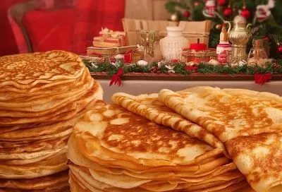 Воздушные постные блины с грибным соусом: сытный ужин перед Рождеством - без яиц и молока