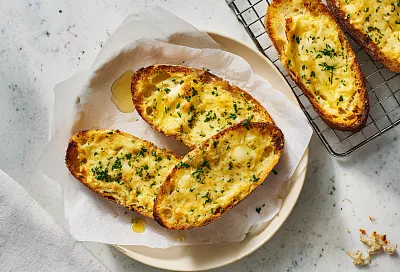 Запечённые бутерброды из батона с яичной заливкой