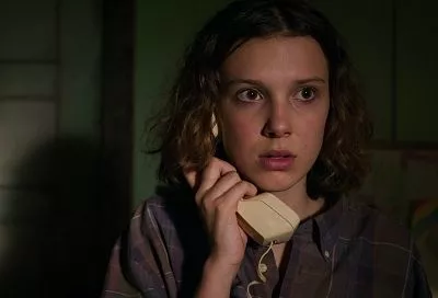 Милли Бобби Браун и Дэвид Харбор сыграют в шпионском триллере: Netflix готовит напряженную семейную драму