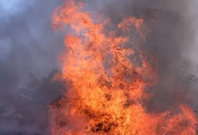 Человек погиб при пожаре в нежилом здании неподалеку от пляжа в Сочи