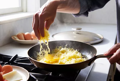 Хрустящий капустный пирог с сыром и томатным соусом на сковороде