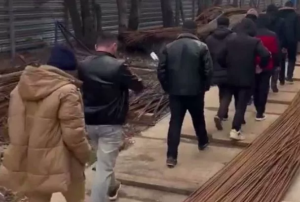 На стройке в Краснодаре выявили 19 мигрантов-нелегалов