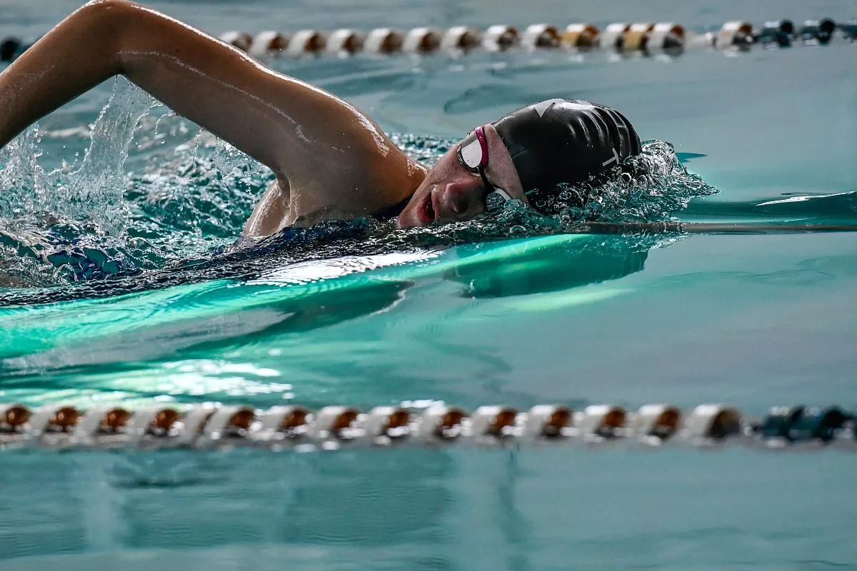 В плавании выделяют четыре основных стиля – брас, баттерфляй, кроль и плавание на спине, или по-другому кроль на спине.