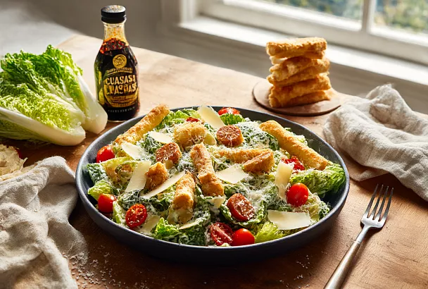 Цезарь «по-новому»: идеальный соус, хрустящие палочки и куриные колбаски