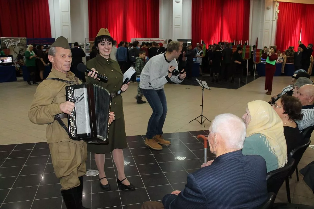 Воспитанники военно-патриотических клубов района продемонстрировали свое мастерство по разборке и сборке автомата и строевые приемы с оружием.