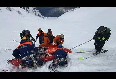 В горах Сочи турист на параплане упал с высоты и сломал позвоночник