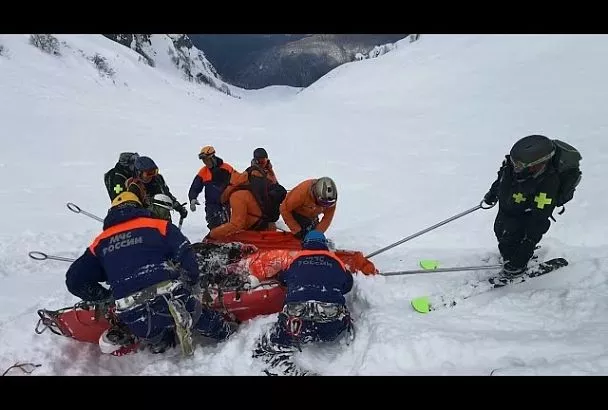 В горах Сочи турист на параплане упал с высоты и сломал позвоночник